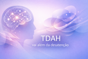 Imagem com fundo em degradê suave, predominando tons de lilás, roxo e azul claro, transmitindo sensação de calma e acolhimento. No centro, há uma composição minimalista e abstrata, com formas orgânicas delicadas e iluminação suave, sem elementos figurativos ou infantis. A imagem traz o texto “TDAH vai além da desatenção”, em tipografia moderna, sem serifa, com boa legibilidade e alinhamento equilibrado. O design é limpo, elegante e profissional, seguindo o padrão visual de uma clínica de psicologia, com foco em saúde mental, cuidado emocional e abordagem baseada em ciência.